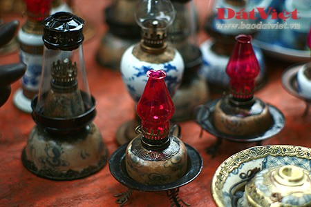 Ngày nay, tại một số gia đình và đền, chùa, đèn dầu vẫn còn được đặt trên bàn thờ để lấy lửa thắp hương trong các kì cúng lễ hay giỗ chạp.